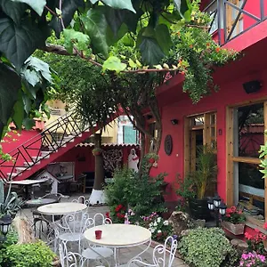 Red Goat Hostal Tirana